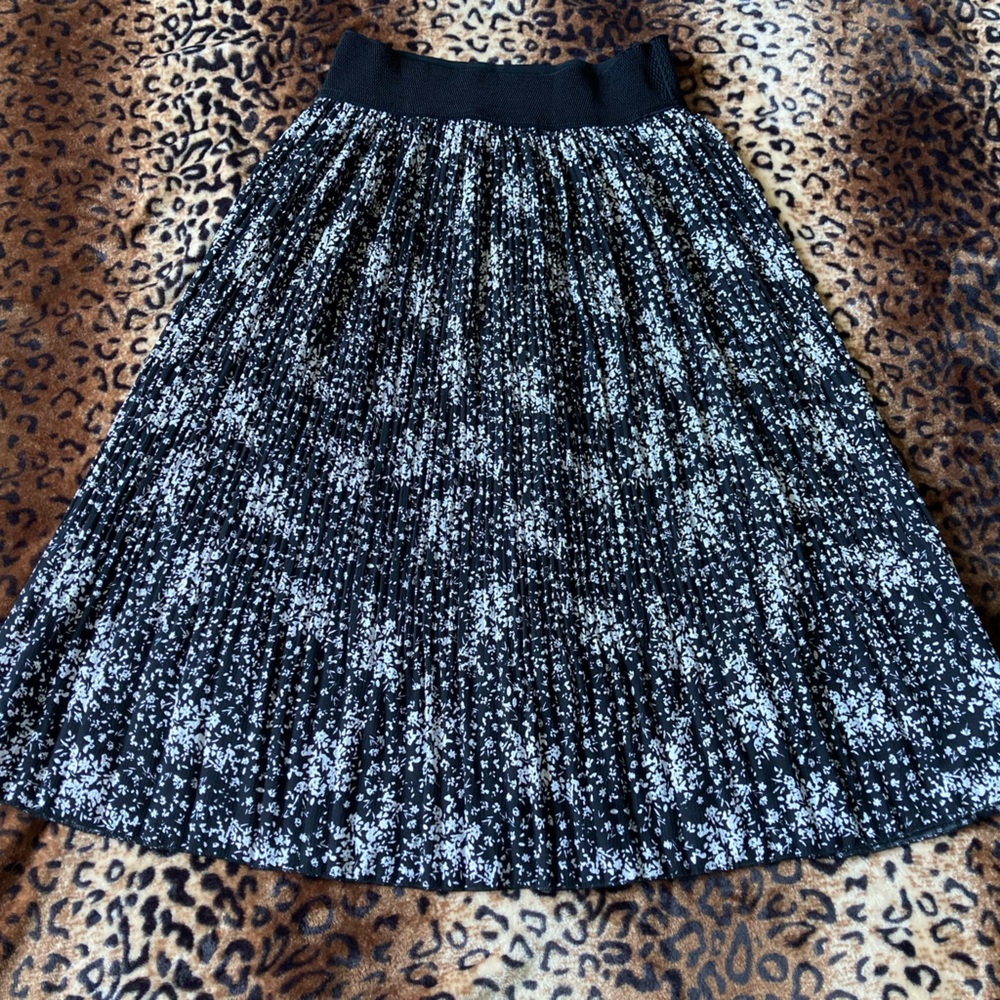 Metro Wear Boho Midi Skirt Black and White Pleaded Floral Elastic Waist Size M